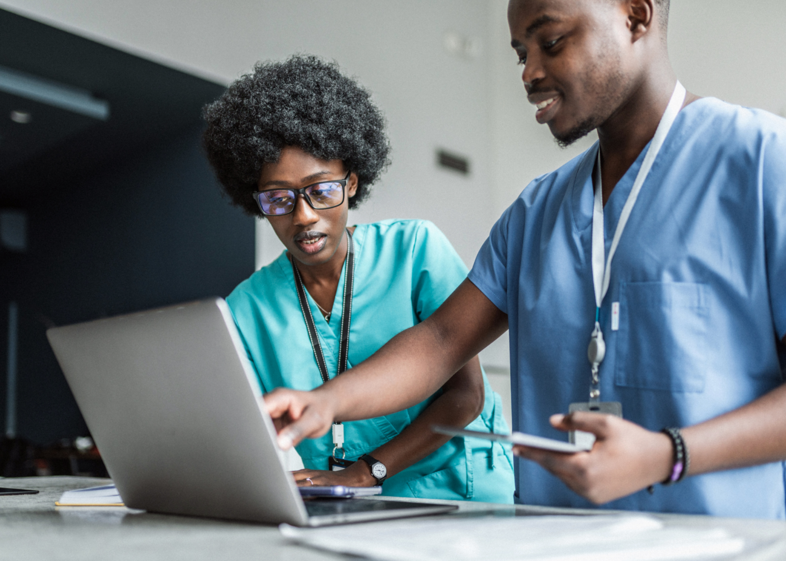 Two vets discuss what they’re seeing on a laptop